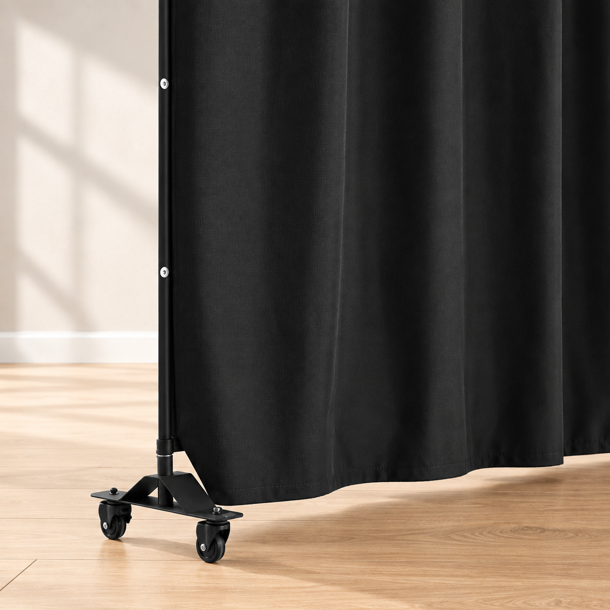 Cloison mobile sur roulettes, métal et tissu, 308,5 x 245,5 cm — détail du bas